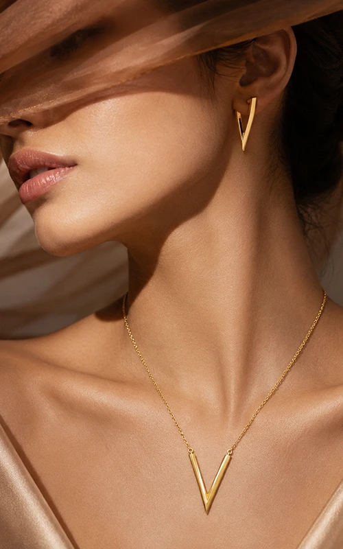 Vetra Curve Necklace